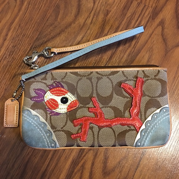 Coach Handbags - Adorable Coach wristlet